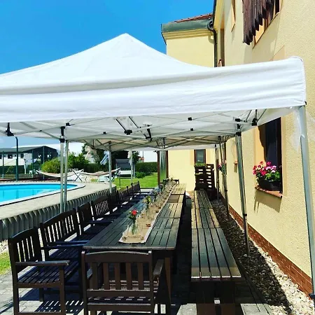 Parkur Guest house Hrobice